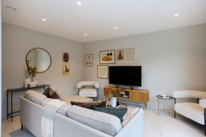 The Letchford Garden Mews - Elegant 2BDR House with Garden & Patio